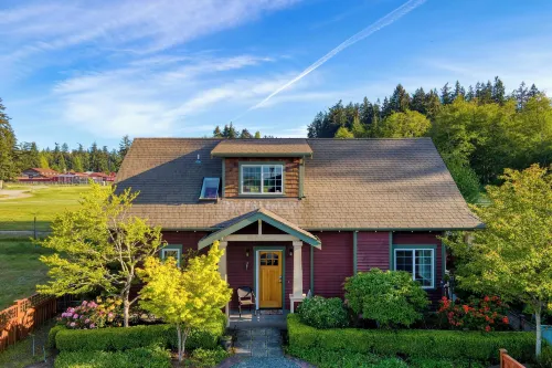 Sunny Backyard Fireplace Coastal Access in Peaceful Neighborhood Near Shopping Hotels in Langley