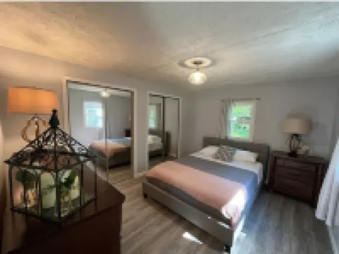 Cozy Modern Cabin in the Woods Hotels in Paupack Township