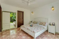 Stylish 2Br w Pool Near Candolim and Coco Beach - Homestays