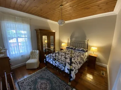 Glendale Cottage ~ Perfectly located Hotels near Red Pepper Gallery