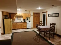 Charming 2-bedroom apartment with outdoor hot tub in rural area, private yard.