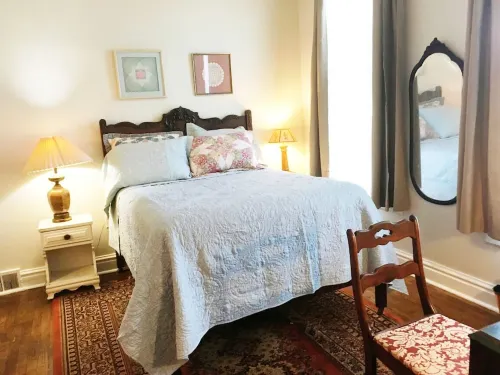 Hillsdale Victorian Studio w kitchenette Wifi TV , Queen Bed and Twin Bed