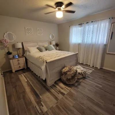 Cheerful desert oasis home with a privacy hot tub! 1 minute to new hospital! Отели рядом с достопримечательностью «Noshirwani Kairasp C MD»
