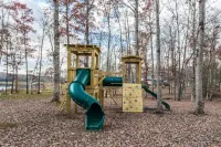 Cozy Two Bedroom Cabin in Water's Edge Retreat Hotels in Tracy City