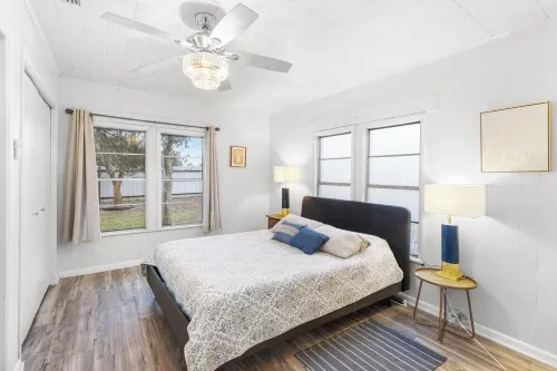 15 min> Lake of the Pines, 25 min> Lake Caddo. Bring the boat and whole family!