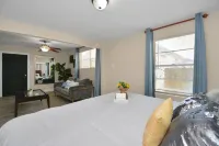 Spacious Home w/ King Bed - mid of Kemah and Galveston