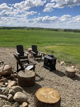 Hidden Haven Tiny House 2.0. Wide open spaces for humans and dogs! Отели рядом с достопримечательностью «Swift Current Museum»