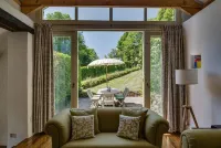 Beautiful Cottage with gorgeous gardens log burner, EV charger and Pet-friendly