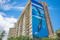 Entire 2 Bedroom Condo, King Bed, FREE Parking, Sleeps 6, Walk to Waikiki Beach