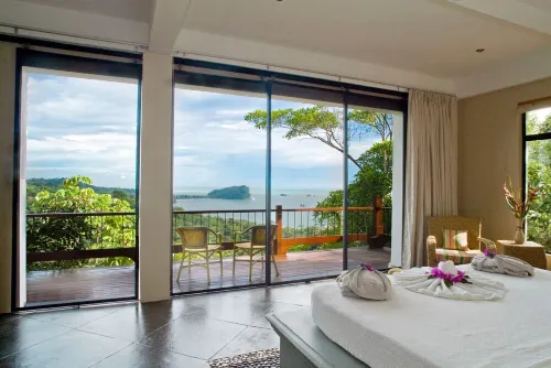Lux Jungle Villa w/5 suites, Private Pool, Pacific Ocean Views, Game room