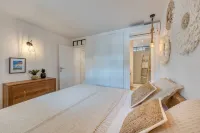 Six View - Beach Front Apartment