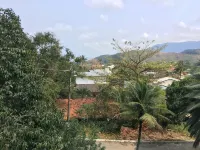 House 2 suites + 2 apartments - 12 people, Foot of the hill, nature at your window Hotels in Sao Sebastiao