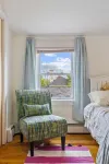 Amazing remodeled house that sleeps 11! Walk to downtown Portsmouth and park 8+
