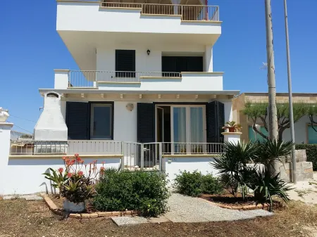 Beachfront holiday home 30 meters from the water Отели в г. Torre San Giovanni Ugento