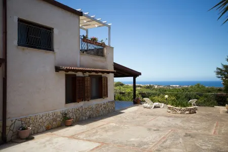 Villa Noemi seaview and beautiful garden... Unforgettable holiday! Отели в г. Кастелламмаре-дель-Гольфо