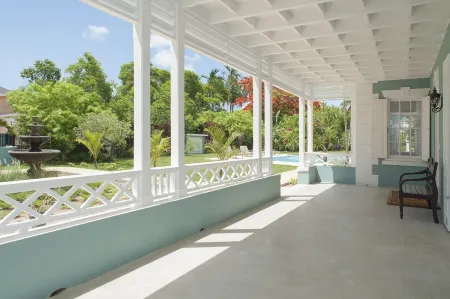 "Windways..Stately Bahamian Estate House Отели рядом с достопримечательностью «Dolphin Cay Atlantis»