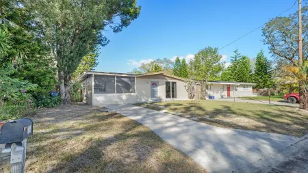 Location! 4BR 2BA Renovated House Sleeps 10