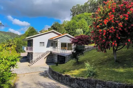 Bella Casa - Alojamento Privado T3 com Piscina Отели в г. Повуа-ди-Ланьозу