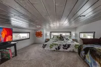 Experience Tiny Home living near Yellowstone Các khách sạn gần Upper Mesa Falls