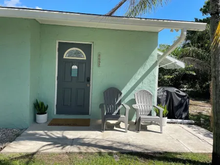 Little Palm Villa retreat less than a mile from the beach!