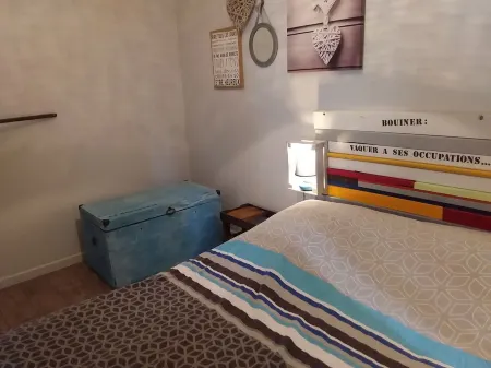 Pretty little house, in a quiet private courtyard 5 minutes from the sea