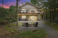 Lakefront - Sleeps 14 - 5 bedrooms - 3 bathrooms - 2 Gamerooms - Hot tub