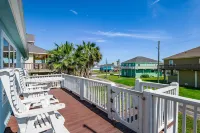 Great Back to School Dealsl!  4 minute walk to beach!