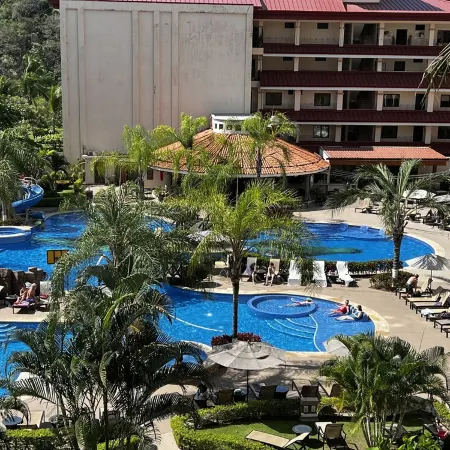 Beautiful Beach Front Condo Sleeps 5, Rare Opportunity for Christmas