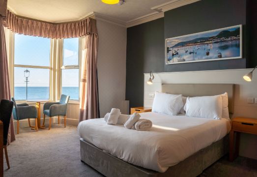 더 시프론트 호텔 내부 레스토랑 또는 로비