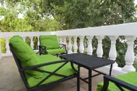 Luxury Villa Great Location Walking Distance to the Beach