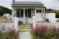 Delightful home away from home...comfortable, warm and beautiful gardens. Hotels in Rolleston