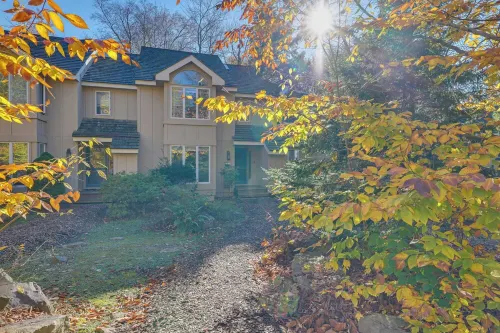 Poconos Getaway★Modern Renovated Lakeside Home★Pool 3 Bed 2.5Bath Crested Falcon