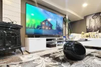 Gorgeous basement apt. w/chef kitchen, SPA bath, movie theater, hot tub & sauna
