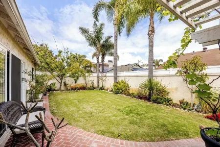 Beach Family Home + Yard, Near The Ocean!