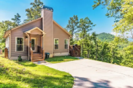 Charming 1-bedroom house w/ mountain view & close to Fontana Lake in Bryson City