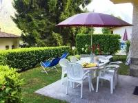 Directly on the lake with terrace for seven people Hotels in Idro