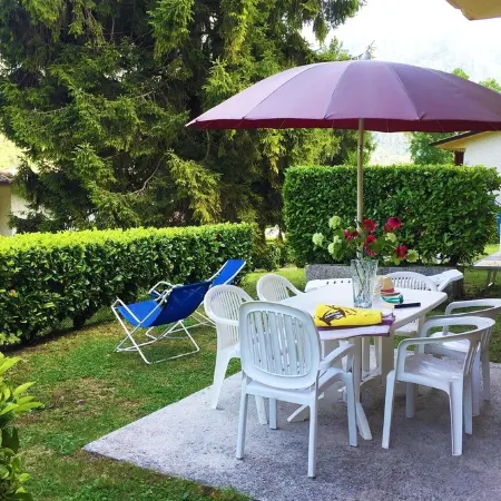 Directly on the lake with terrace for seven people