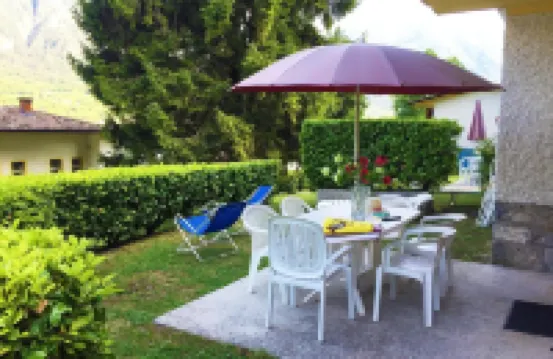 Directly on the lake with terrace for seven people