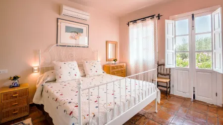 Luxury Villa with Mountain Views.  Private Pool and Stunning Large Garden Отели рядом с достопримечательностью «Mirador Barranco del Rio Higueron»