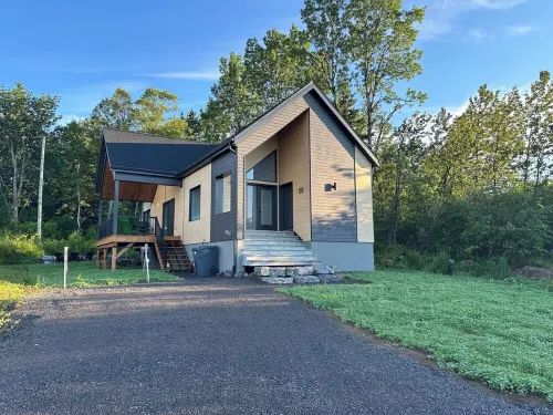 Le chalet Polaire au Mont-Sainte-Anne, bikes, skis et pets frendly! Hotels in La Cote-de-Beaupre Regional County Municipality