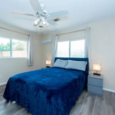 Private Resort style villa at San Diego-heated salt pool-Hot Tub-86" TV