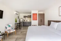 Rooftop Pool w/Lounge Area-Studio Sleeps 2 #U4