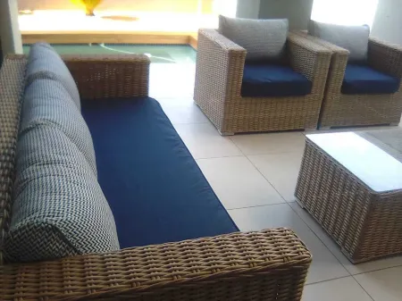 Modern house right in the middle of Fourways Отели рядом с достопримечательностью «Берд Гарденс»