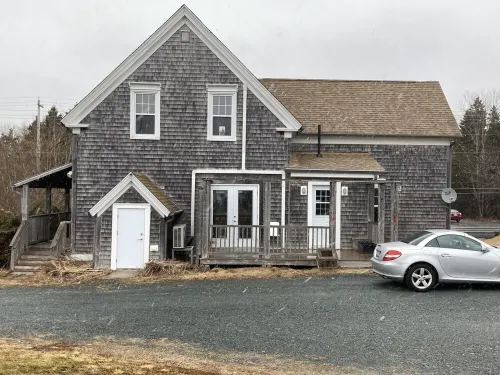 Charming 2-bedroom Cape Cod style Inn  in Musquodoboit Harbour with WiFi, AC Hotels in Musquodoboit Harbour