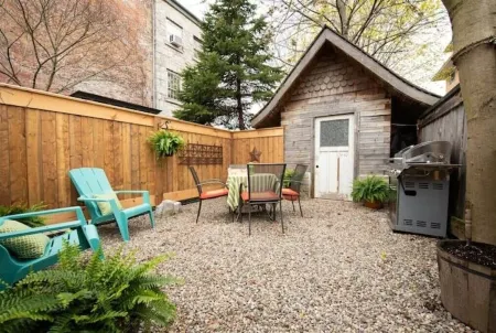 Historic Apartment Downtown Kingston Отели рядом с достопримечательностью «Университет Квин»