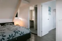 Zeeuws Huisje is centrally located within cycling distance of the beach Hotels in Serooskerke