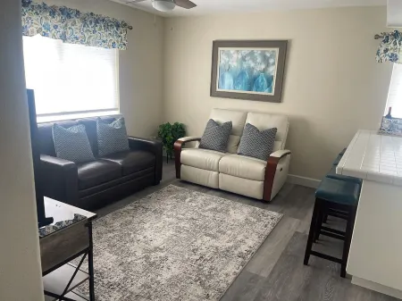 Modern Haven in Klamath Falls - A Stylish Home Away from Home Отели в г. Алтамонт