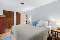 Hideaway cottage with beach access Pinery Provincial Park附近的飯店
