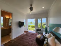 "Gorgeous, 4-bedroom, 4.5-bathroom home with Beautiful Water and Sunset Views Hotels in Michelson