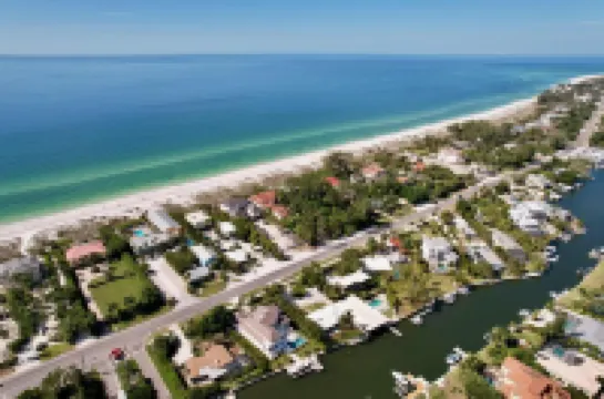 Beautiful canal front unit!See manatees playing from your living room.Cabana #12